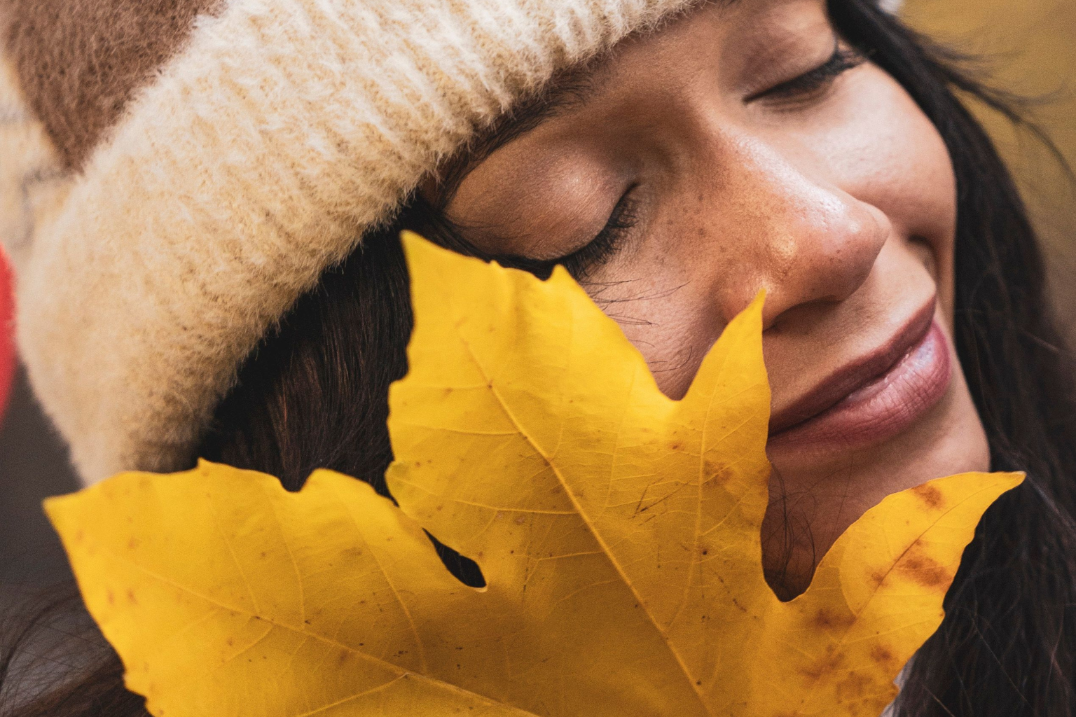 La teva pell també nota la tardor? Guia pràctica per adaptar la rutina facial
